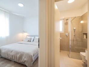 4 bedrooms, iron/ironing board, WiFi