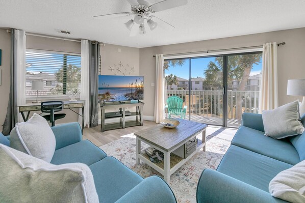 Condo, várias camas, vista para a piscina (Crystal Village II, Unit 16B) | Área de estar