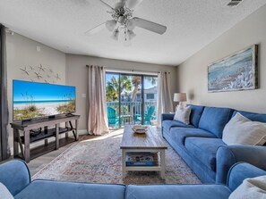 Apartment, Mehrere Betten, Poolblick (Crystal Village II, Unit 16B) | Wohnbereich