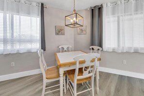 Appart'hôtel, plusieurs lits, vue piscine (Crystal Village II, Unit 16B) | Restauration