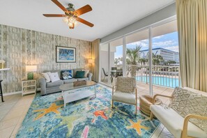 Lejlighed - 1 kingsize-seng med sovesofa - strandudsigt (Destin West Gulfside 205) | Opholdsområde