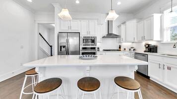 House, Multiple Beds (Peace of Blue) | Private kitchen