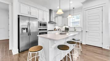 House, Multiple Beds (Peace of Blue) | Private kitchen