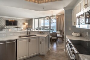 Condo, Plusieurs lits, vue sur la piscine (St Maarten 508 at Silver Shells) | Cuisine privée | Un four, grille-pain