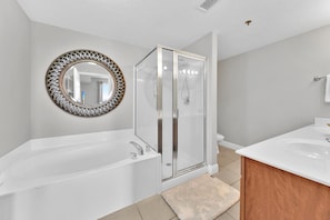 Condo, varias camas (Ariel Dunes I - 1209) | Baño | Toallas