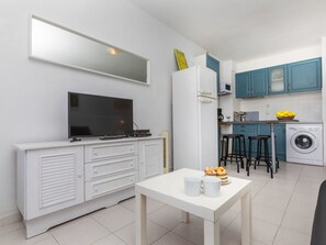 Refrigerador, microondas, utensilios de cocina