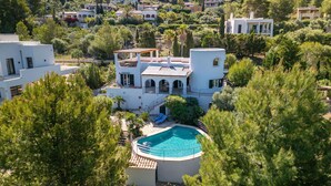 A modern villa with a swimming pool surrounded by lush greenery. - Pinomar by Interhome (Colònia Sant Pere)
