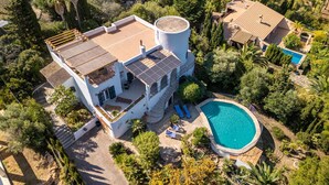 A large villa with a swimming pool, surrounded by lush greenery and palm trees. - Pinomar by Interhome (Colònia Sant Pere)