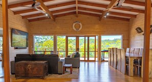 Fernseher, Kamin, TischfuĂball, Tischtennisplatte