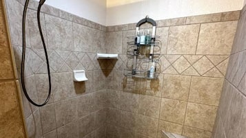 Secador de cabelo, toalhas de banho