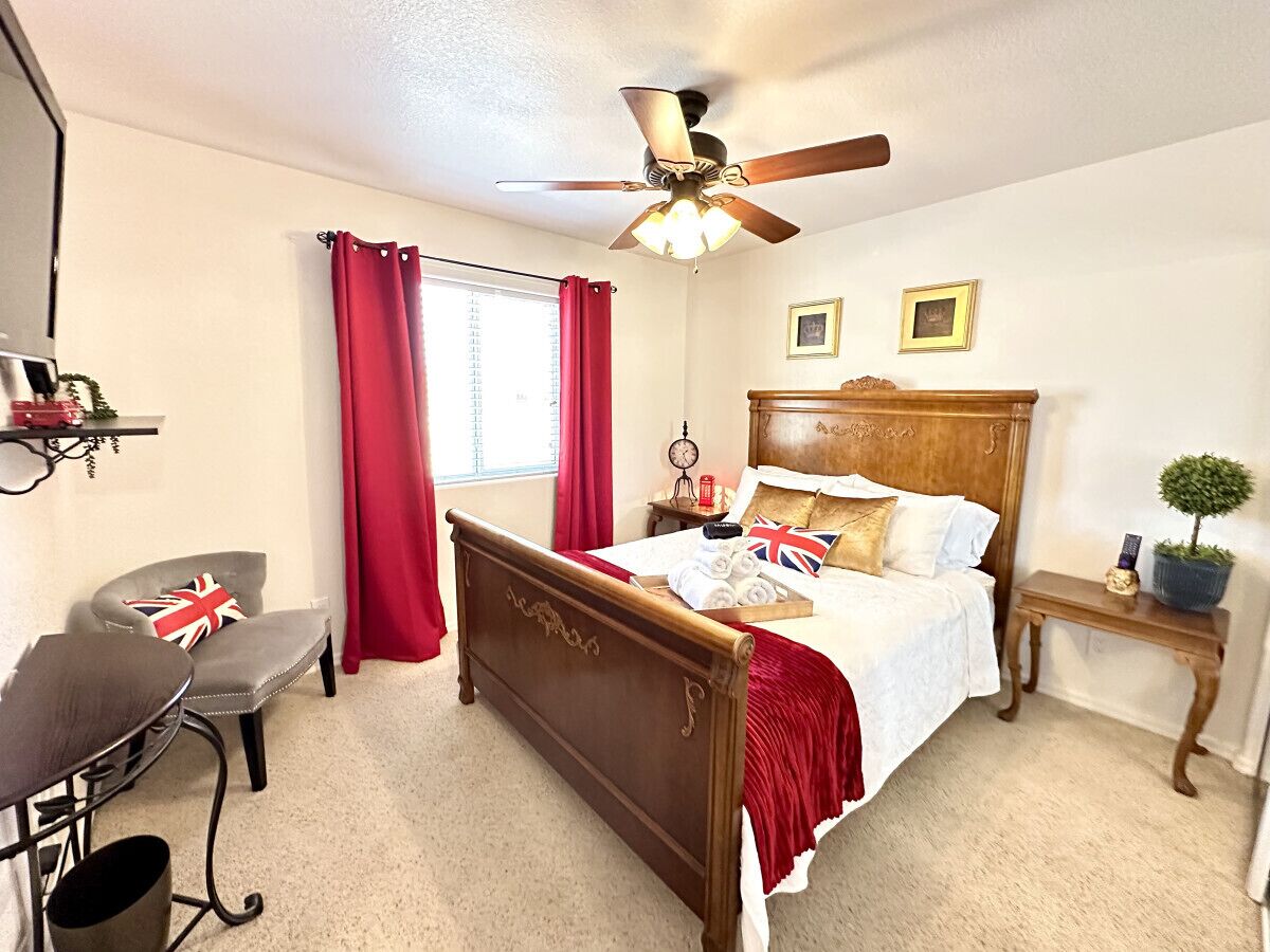 3 slaapkamers, een bureau, een strijkplank/strijkijzer, reisbedje