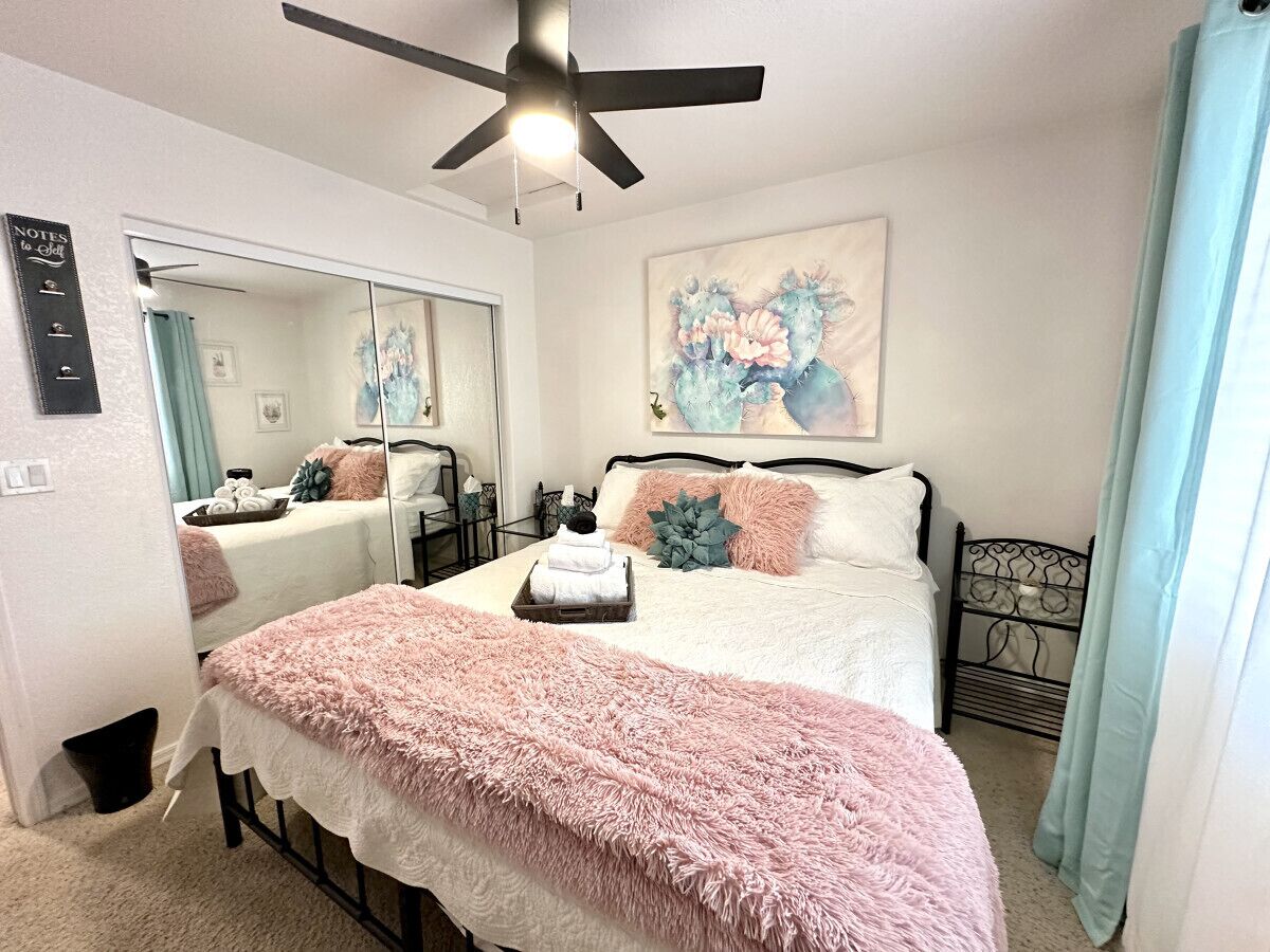 3 habitaciones, escritorio y tabla de planchar con plancha 