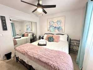 3 Schlafzimmer, Schreibtisch, Bügeleisen/Bügelbrett, Reisekinderbett