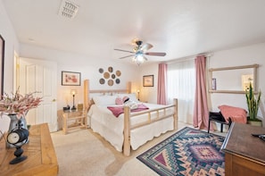 3 Schlafzimmer, Schreibtisch, Bügeleisen/Bügelbrett, Reisekinderbett