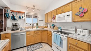 Coffee/tea maker, fridge, microwave, oven - Lake View • Hot Tub • RV/Boat Parking • Fire Pit (Lake Havasu City)