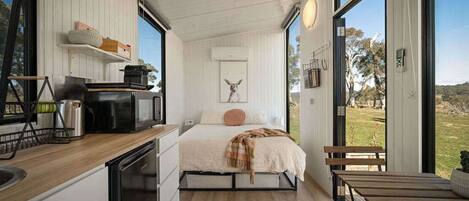 1 bedroom, bed sheets
