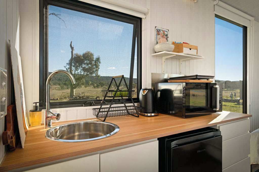 Réfrigérateur, four à micro-ondes, surface de cuisson, cafetière-théière