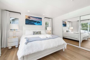 3 habitaciones, escritorio y tabla de planchar con plancha 