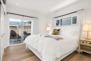 3 室のベッドルーム、デスク、アイロン / アイロン台、旅行用ベビーベッド