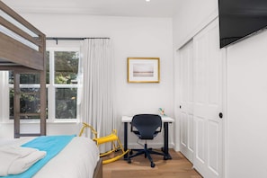3 bedrooms, desk, iron/ironing board, travel crib