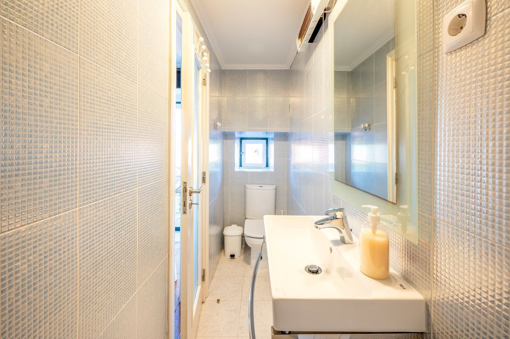 Een douche, een haardroger, handdoeken, zeep