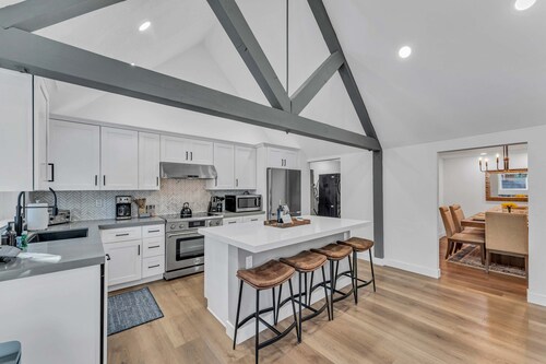 Luxurious 7BR - Walk to Beach & Bus Stop!