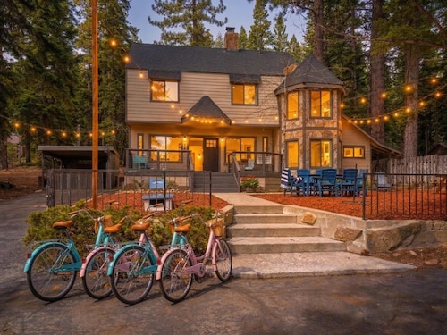 7BR Summer Oasis: Bikes, SUPs & Walk to Lake!