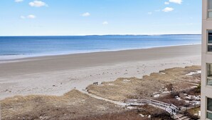 Blick auf einen Strand mit einem Gebäude im Vordergrund.