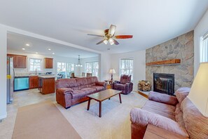 Télévision, cheminée, livres