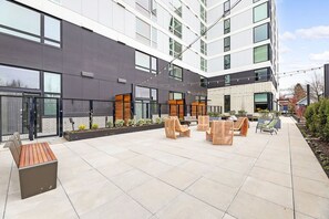 Terrace/patio - Nice Central District Studio w/ Gym, near Parks & Dining, by Blueground (Seattle)