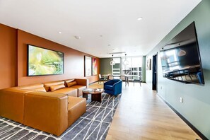 TV, stereo - Nice Central District Studio w/ Gym, near Parks & Dining, by Blueground (Seattle)