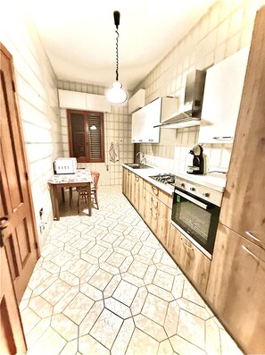 Kühlschrank, Mikrowelle, Ofen