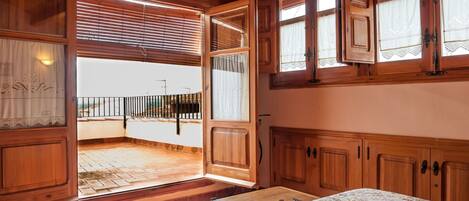 4 bedrooms, travel crib, free WiFi
