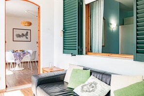 TV - Villa Scirocco Est is located 50 meters from the beach in Lacona. (Capoliveri)