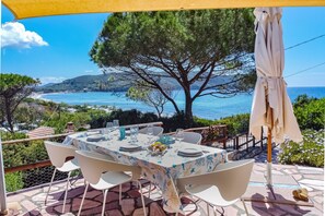 Outdoor dining - Villa Scirocco Est is located 50 meters from the beach in Lacona. (Capoliveri)