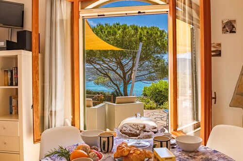 Villa Scirocco Est is located 50 meters from the beach in Lacona.