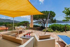 Outdoor dining - Villa Scirocco Est is located 50 meters from the beach in Lacona. (Capoliveri)