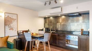 Coffee/tea maker, fridge, microwave, oven