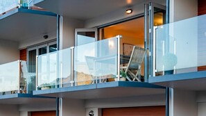 Exterior detail - The Nugget-Free Parking-Direct Lake Access (Queenstown)