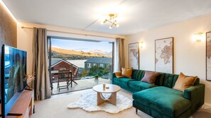 TV, offices - The Nugget, Free Parking, Lake Views, Family Friendly (Queenstown)
