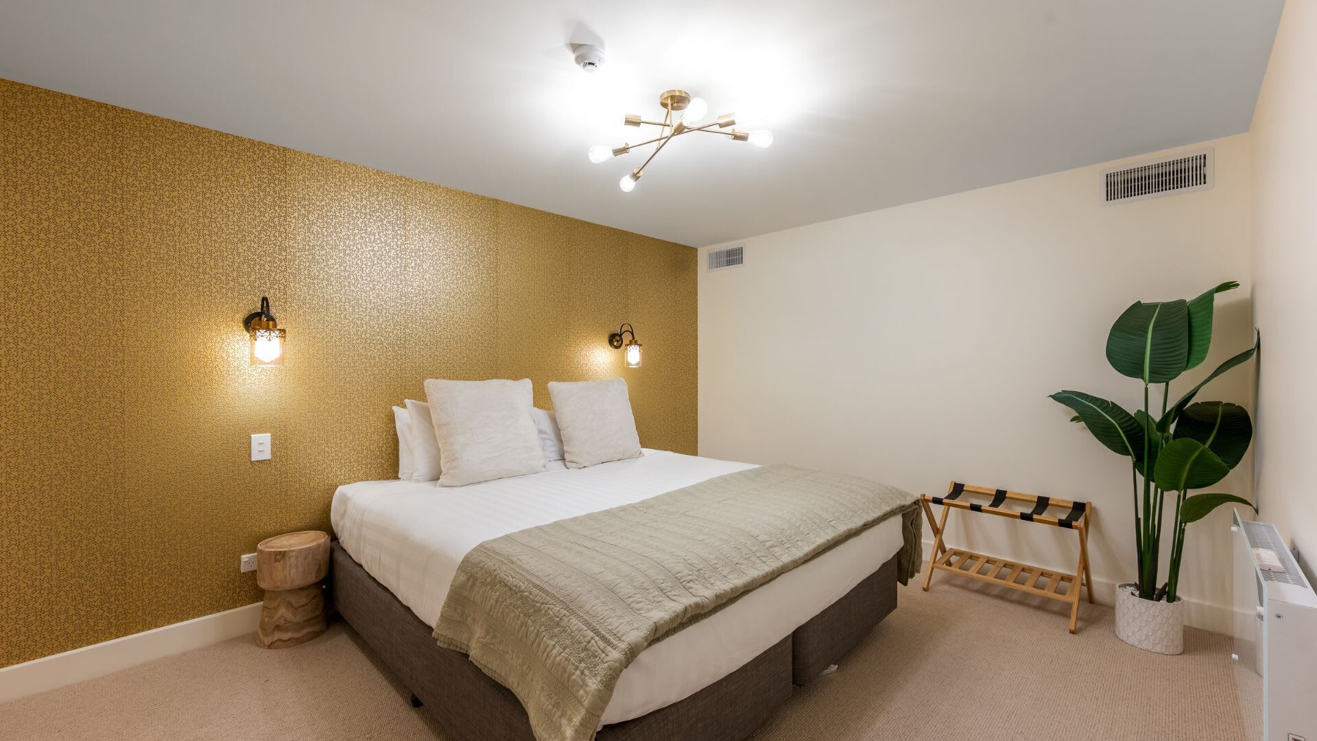 2 bedrooms, desk, iron/ironing board, WiFi