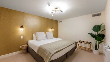 2 bedrooms, desk, iron/ironing board, WiFi