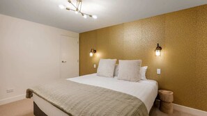 2 bedrooms, desk, iron/ironing board, WiFi