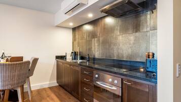 Fridge, oven, stovetop, coffee/tea maker