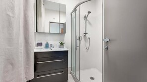 Shower, hair dryer, towels, shampoo