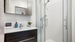 Bruser, hårtørrer, håndklæder