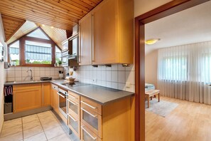 Fridge, microwave, oven, stovetop - Apartment 'Ferienwohnung A, 57 Qm' with Shared Terrace, Shared Garden and Wi-Fi (Freudenstadt)