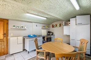 Fridge, microwave, oven, stovetop - Apartment 'Ruhiges Nest Mit Sauna Und Garten' with Shared Garden and Wi-Fi (Jessen (Elster))