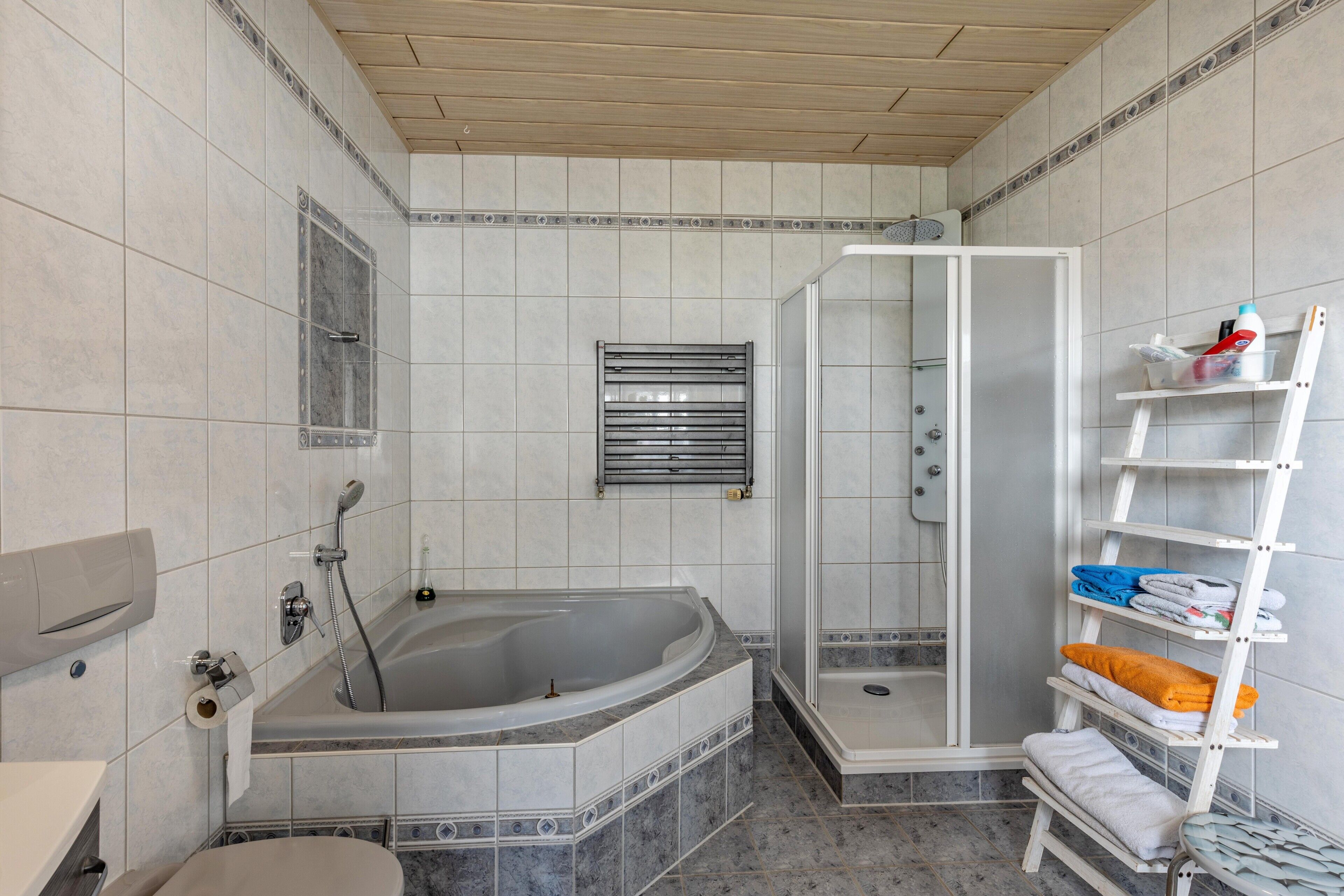 Douche, sèche-cheveux, serviettes fournies