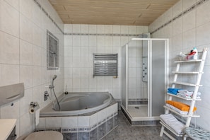 Douche, sĂšche-cheveux, serviettes fournies